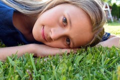 Cierre hermoso de la chica joven para arriba en hierba verde en verano imagenes de archivo Cierre hermoso de la chica joven para arriba en hierba verde en verano imagenes de archivo