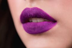 Cierre para arriba de los labios abiertos del ` s de la mujer Lápiz labial púrpura, lustre del labio, cosméticos imagenes de archivo Cierre para arriba de los labios abiertos del ` s de la mujer Lápiz labial púrpura, lustre del labio, cosméticos imagenes de archivo