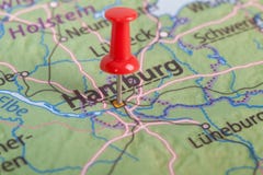 Cierre para arriba del mapa de Hamburgo con el perno rojo imágenes de archivo libres de regalías Cierre para arriba del mapa de Hamburgo con el perno rojo imágenes de archivo libres de regalías