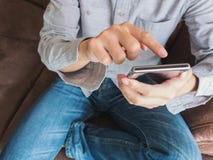 Cierre para arriba del tacto del finger del hombre a la pantalla del teléfono móvil Internet su imagenes de archivo Cierre para arriba del tacto del finger del hombre a la pantalla del teléfono móvil Internet su imagenes de archivo
