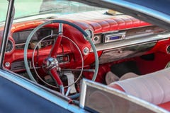 Cierre para arriba interior de un coche retro/del vintage clásico, reloj del volante, tablero de instrumentos, velocímetro foto de archivo libre de regalías Cierre para arriba interior de un coche retro/del vintage clásico, reloj del volante, tablero de instrumentos, velocímetro foto de archivo libre de regalías