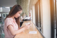 Cierre para arriba la mujer utilizó el teléfono móvil y la sonrisa fotos de archivo Cierre para arriba la mujer utilizó el teléfono móvil y la sonrisa fotos de archivo