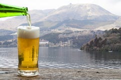 Cieszy się piwo z góra krajobrazem obok Jeziornego Ashi Hakone, Japonia zdjęcie stock Cieszy się piwo z góra krajobrazem obok Jeziornego Ashi Hakone, Japonia zdjęcie stock