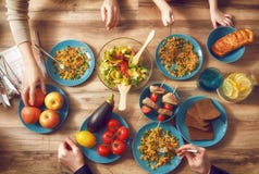 Cieszyć się rodzinnego gościa restauracji zdjęcie stock Cieszyć się rodzinnego gościa restauracji zdjęcie stock