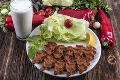 Cig kofte, ένα ακατέργαστο πιάτο κρέατος στις τουρκικές και αρμενικές κουζίνες Τουρκικά μέσα cig στοκ εικόνα Cig kofte, ένα ακατέργαστο πιάτο κρέατος στις τουρκικές και αρμενικές κουζίνες Τουρκικά μέσα cig στοκ εικόνα