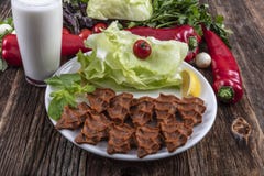 Cig kofte, ένα ακατέργαστο πιάτο κρέατος στις τουρκικές και αρμενικές κουζίνες Τουρκικά μέσα cig στοκ φωτογραφία με δικαίωμα ελεύθερης χρήσης Cig kofte, ένα ακατέργαστο πιάτο κρέατος στις τουρκικές και αρμενικές κουζίνες Τουρκικά μέσα cig στοκ φωτογραφία με δικαίωμα ελεύθερης χρήσης
