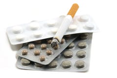 Cigarettes et pillule photo libre de droits Cigarettes et pillule photo libre de droits