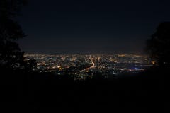 Cima di scena della città di notte della montagna Chiang Mai del centro, semafori fotografia stock Cima di scena della città di notte della montagna Chiang Mai del centro, semafori fotografia stock