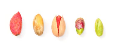 Cima giù la vista, pistacchi nelle fasi diverse da crudo, da parte a parte arrostite e salate a verde sbucciato, isolato su fondo fotografia stock Cima giù la vista, pistacchi nelle fasi diverse da crudo, da parte a parte arrostite e salate a verde sbucciato, isolato su fondo fotografia stock