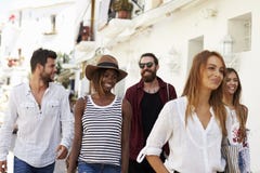 Cinco amigos em férias que andam através da cidade, Ibiza, Espanha fotos de stock Cinco amigos em férias que andam através da cidade, Ibiza, Espanha fotos de stock