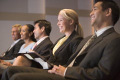 Cinco empresarios que sonríen en la presentación