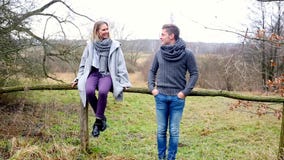 Cinemagraph de pares en el campo por una cerca de madera Cinemagraph de pares en el campo por una cerca de madera