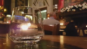 Cinemagraph-Effekt auf Kerzenflamme innerhalb eines Glases stock video footage Cinemagraph-Effekt auf Kerzenflamme innerhalb eines Glases stock video footage
