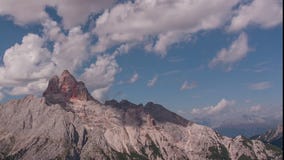 Cinemagraph-Effekt mit bewegungslosen Wolken und beweglichen Schatten auf Dolomitwand stock video footage Cinemagraph-Effekt mit bewegungslosen Wolken und beweglichen Schatten auf Dolomitwand stock video footage