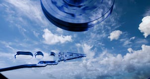 Cinemagraph, movimentação de disco rígido com refletido nele o tempo-lapso das nuvens, o conceito do armazenamento da nuvem, laço ilustração stock Cinemagraph, movimentação de disco rígido com refletido nele o tempo-lapso das nuvens, o conceito do armazenamento da nuvem, laço ilustração stock