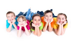 Cinq beaux enfants se trouvant sur le plancher. images stock Cinq beaux enfants se trouvant sur le plancher. images stock