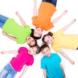 Cinq enfants de sourire se trouvant sur le plancher. photo libre de droits Cinq enfants de sourire se trouvant sur le plancher. photo libre de droits