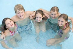 Cinq jeunes amis dans le sourire de piscine photos libres de droits Cinq jeunes amis dans le sourire de piscine photos libres de droits