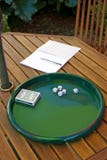 Cinq 5 matrices se trouvant sur le plateau avec le carnet et le stylo sur la table en bois plus une plate-forme des cartes image stock Cinq 5 matrices se trouvant sur le plateau avec le carnet et le stylo sur la table en bois plus une plate-forme des cartes image stock