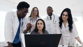 Cinque giovani medici che hanno riunione nell'ospedale stock footage Cinque giovani medici che hanno riunione nell'ospedale stock footage