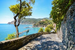 Cinque Terre : Sentier de randonnée à la jument d'Al de Monterosso en début de l'été, Ligurie Italie Images libres de droits Cinque Terre : Sentier de randonnée à la jument d'Al de Monterosso en début de l'été, Ligurie Italie Images libres de droits