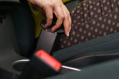 Cintura di sicurezza di sicurezza dell'automobile della legatura della donna mentre sedendosi dentro del veh fotografia stock libera da diritti Cintura di sicurezza di sicurezza dell'automobile della legatura della donna mentre sedendosi dentro del veh fotografia stock libera da diritti