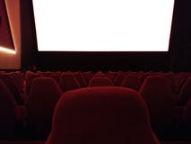 Cinéma - intérieur d'un théâtre de film avec les sièges rouges et noirs vides avec l'écran blanc - écran de maquette photo libre de droits Cinéma - intérieur d'un théâtre de film avec les sièges rouges et noirs vides avec l'écran blanc - écran de maquette photo libre de droits