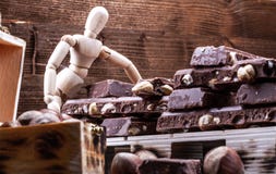 Cioccolato al latte con le intere nocciole disposte su un pallet fotografie stock Cioccolato al latte con le intere nocciole disposte su un pallet fotografie stock