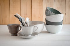 ciotola bianca e cucchiaio ceramici su un fondo grigio fotografie stock ciotola bianca e cucchiaio ceramici su un fondo grigio fotografie stock