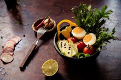 Ciotola sana del pranzo del vegano Avocado, quinoa, pomodoro, cetriolo, cavolo rosso, piselli ed insalata delle verdure del ravan immagini stock libere da diritti Ciotola sana del pranzo del vegano Avocado, quinoa, pomodoro, cetriolo, cavolo rosso, piselli ed insalata delle verdure del ravan immagini stock libere da diritti