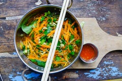 Ciotola vietnamita deliziosa della tagliatella immagine stock Ciotola vietnamita deliziosa della tagliatella immagine stock