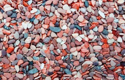Ciottoli rotondi multicolori sulla spiaggia Bello fondo immagine stock libera da diritti Ciottoli rotondi multicolori sulla spiaggia Bello fondo immagine stock libera da diritti