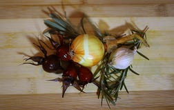 Cipolla e germogli rosa asciutti con aglio, rosmarini e lavanda fotografie stock libere da diritti Cipolla e germogli rosa asciutti con aglio, rosmarini e lavanda fotografie stock libere da diritti