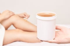 Cirage de la jambe de femme Épilation de sucre epilation de service de laser Procédure d'esthéticien de cire de salon images stock Cirage de la jambe de femme Épilation de sucre epilation de service de laser Procédure d'esthéticien de cire de salon images stock