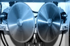 A circular industrial moderna nova viu discos Azul tonificado imagem de stock A circular industrial moderna nova viu discos Azul tonificado imagem de stock