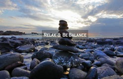 Cita de la balanza La cita de motivaci?n inspirada se relaja y sea balanza Con el mar las piedras equilibran la formaci?n en la p imagen de archivo libre de regalías Cita de la balanza La cita de motivaci?n inspirada se relaja y sea balanza Con el mar las piedras equilibran la formaci?n en la p imagen de archivo libre de regalías