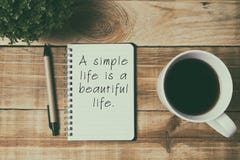 Citações - uma vida simples é uma vida bonita fotos de stock Citações - uma vida simples é uma vida bonita fotos de stock
