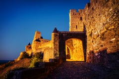 Citi il de Carcassonne, Francia, piccoli vicoli durante il tramonto fotografia stock libera da diritti Citi il de Carcassonne, Francia, piccoli vicoli durante il tramonto fotografia stock libera da diritti