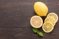 Citron frais de tranche sur le fond en bois Image stock Citron frais de tranche sur le fond en bois Image stock