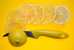 Citron sur le jaune images stock Citron sur le jaune images stock