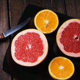 Citrus bakgrund, grapefrukt och orange skivor royaltyfria bilder Citrus bakgrund, grapefrukt och orange skivor royaltyfria bilder