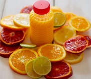 Citrusvruchten en sap Mening vanaf de bovenkant stock foto Citrusvruchten en sap Mening vanaf de bovenkant stock foto
