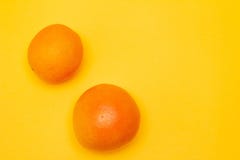 citrusvruchten Twee citrusvruchten Grapefruit, sinaasappel, op een gele achtergrond Plaats voor tekst royalty-vrije stock afbeelding citrusvruchten Twee citrusvruchten Grapefruit, sinaasappel, op een gele achtergrond Plaats voor tekst royalty-vrije stock afbeelding