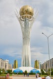 Città Astana, il Kazakistan - Baiterek, torre, piattaforma d'esame immagini stock Città Astana, il Kazakistan - Baiterek, torre, piattaforma d'esame immagini stock