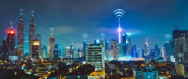 Città astuta con le costruzioni e le reti contemporanee immagine stock libera da diritti Città astuta con le costruzioni e le reti contemporanee immagine stock libera da diritti