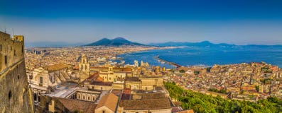 Città di Napoli con il Mt Vesuvio al tramonto, campania, Italia Immagini Stock Libere da Diritti Città di Napoli con il Mt Vesuvio al tramonto, campania, Italia Immagini Stock Libere da Diritti