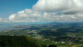 Città di Tawau di vista a Tawau, Sabah, Malesia dal picco della collina di Tinagat fotografie stock libere da diritti Città di Tawau di vista a Tawau, Sabah, Malesia dal picco della collina di Tinagat fotografie stock libere da diritti