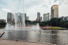 Cityscape en fontein de pool dichtbij tweeling de torenspark ` s van Petronas voegt in Kuala Lumpur, Maleisië samen royalty-vrije stock foto's Cityscape en fontein de pool dichtbij tweeling de torenspark ` s van Petronas voegt in Kuala Lumpur, Maleisië samen royalty-vrije stock foto's