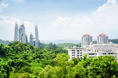 Cityscape i Singapore Fantastiska skyskrapor bland träd royaltyfri bild Cityscape i Singapore Fantastiska skyskrapor bland träd royaltyfri bild