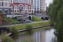Cityscape på banken av floden på en regnig sommarafton yekaterinburg arkivfoto Cityscape på banken av floden på en regnig sommarafton yekaterinburg arkivfoto